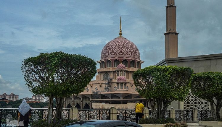 Iranian architectures shines in Malaysia The Pink Putra Mosque