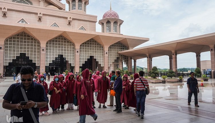 Iranian architectures shines in Malaysia The Pink Putra Mosque